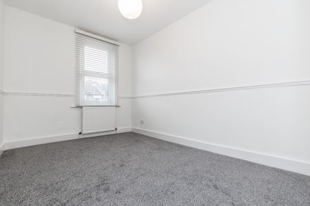 Three Bedroom Flat to Rent in Charlton - Photo 2