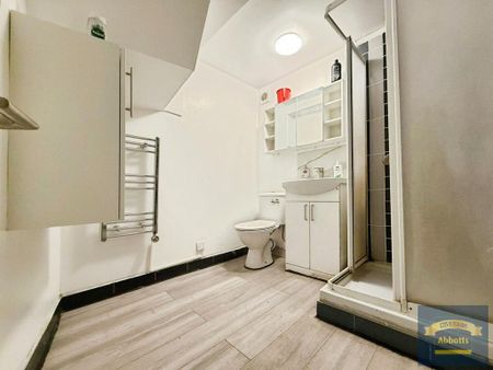 1 bedroom in a house share to rent - Photo 3