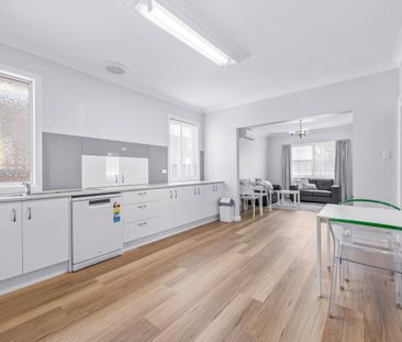 Recently Refurbished & Fully Furnished! - Photo 2