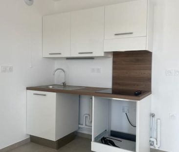 location Appartement T2 DE 42.4m² À ARLES - Photo 3