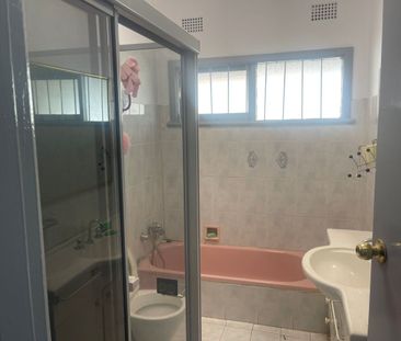 Freshly Painted 3 Bedroom House - Photo 4