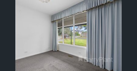 Serene Parkside Living: 3-Bedroom Unit with Entertaining Space - Photo 2