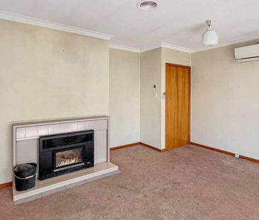 ASHBURTON, THREE BEDROOMS, GAS AND LOG BURNER - Photo 5
