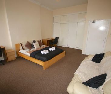 3 bedroom flat to rent - Photo 3