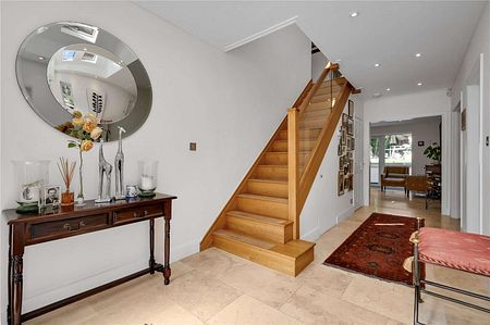 An impressive detached family home set in the heart of Sunningdale. - Photo 2