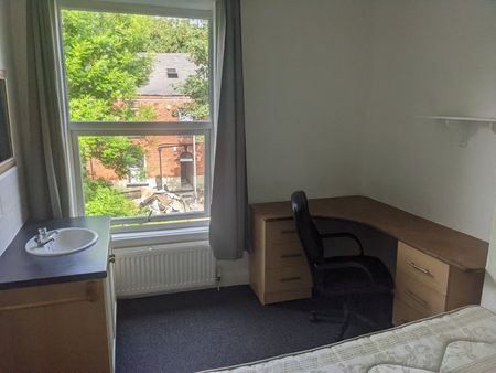 6 Bed Terraced House, Buckingham Mount, LS6 - Photo 3