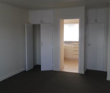 Spacious bedsit - Photo 4
