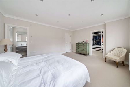 A well-proportioned and immaculately presented family home set within a popular location. - Photo 3