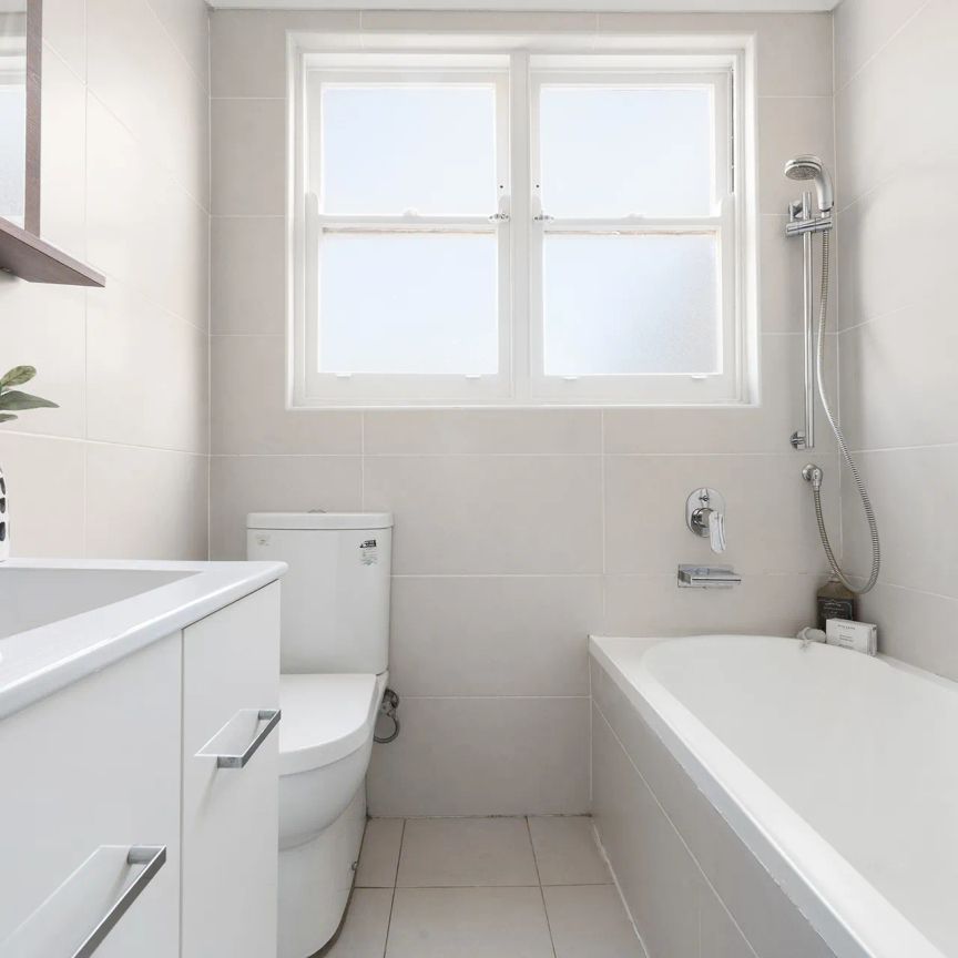 LIGHT-FILLED APARTMENT OF IMMENSE STYLE & CONVENIENCE. - Photo 1