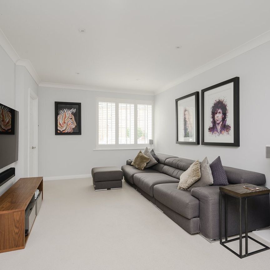 Rosslyn Park, Weybridge, KT13 - Photo 1