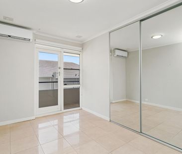 STUNNING TOP FLOOR APARTMENT WITH RIVER VIEWS - Photo 6