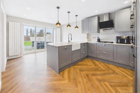 3 bedroom semi-detached house to rent - Photo 4