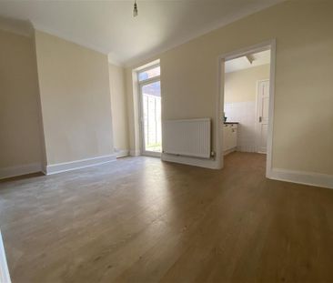 3 Bed Semi-Detached House, Grove Road, SO15 - Photo 2