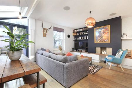 2 bedroom flat in London - Photo 3