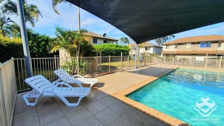 Renovated, Stand-alone townhouse - Photo 4