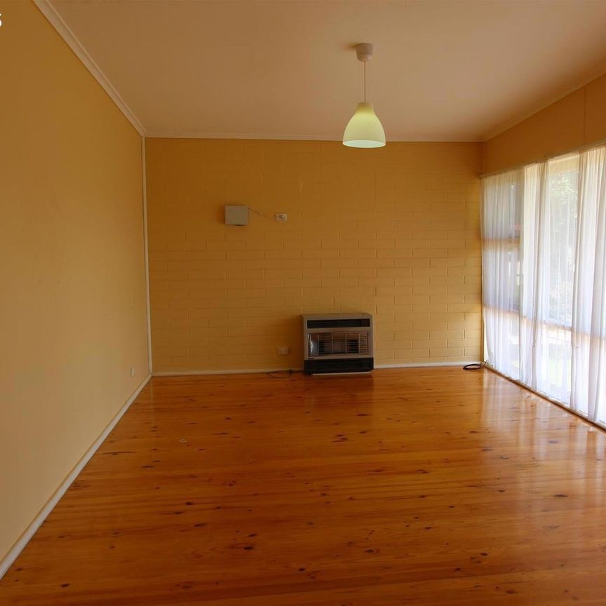 SPACIOUS FAMILY HOME WITH MULTIPLE LIVING AREAS & GREAT OUTDOOR SPACE - Photo 1