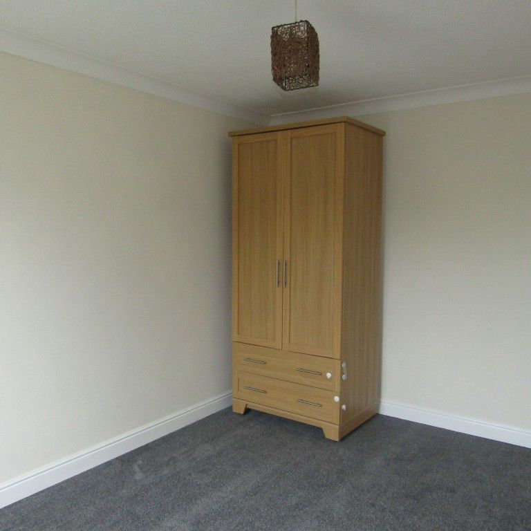 3 bed Terraced - To Let - Photo 1