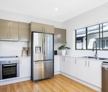 STUNNING TRI-LEVEL TOWNHOUSE - Photo 4