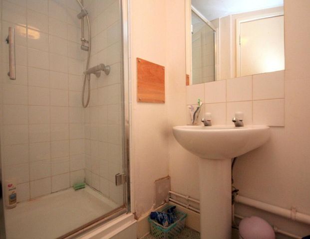 1 bedroom flat in London - Photo 1