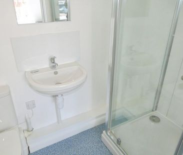 1 bedroom in a flat share to rent - Photo 2