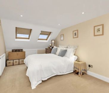 3 bedroom flat in London - Photo 3