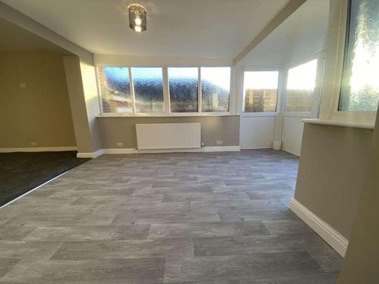 Surrey Avenue, Oldham, OL2 - Photo 1