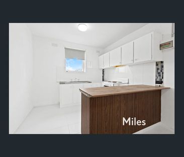 QUIET GROUND FLOOR LIVING, CONVENIENT LIFESTYLE LOCATION - Photo 3