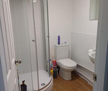 1 bedroom in a house share to rent - Photo 3