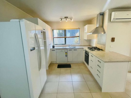 Beautiful modern house in Titirangi - Double garage and off street parking - 1 week RENT FREE. - Photo 1