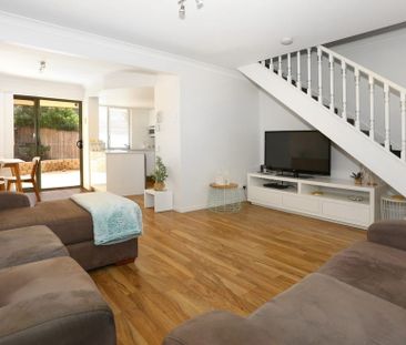 Walk to Uni & Hospital | Air-Con + Pool | Townhouse - Photo 1