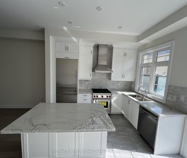 Townhouse For Lease | N8133290 - Photo 3