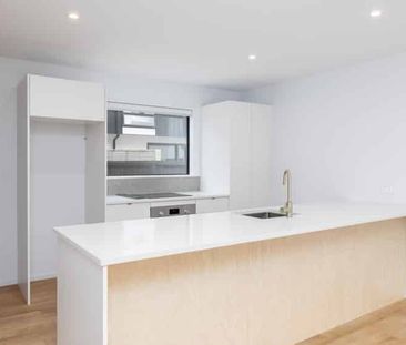 Fantastic Modern Townhouse! - Flexible Dates Available! - Photo 4