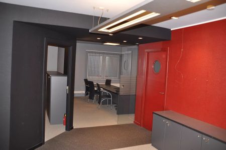 UNIEK HANDELSPAND VAN 110M² MET DUPLEXAPPARTEMENT MET 3 SLPK IN LANAKEN CENTRUM - Photo 2