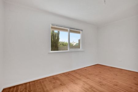 Spacious Three Bedroom Traditional Home - Photo 4