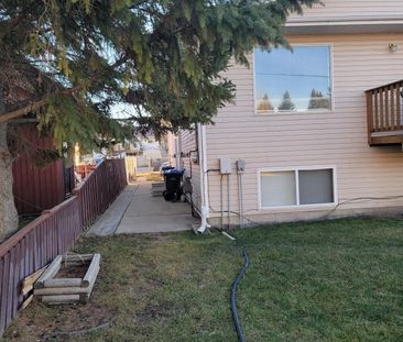 PET FRIENDLY Lovely 3 Bedroom, 1.5 bathroom 4-plex in Sylvan Lake - Photo 1