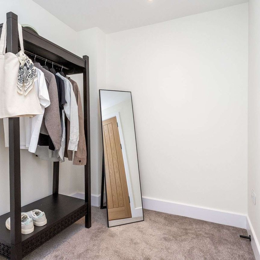 Beautifully refurbished, this impressive five-bedroom detached family home blends character with modern luxury. - Photo 1