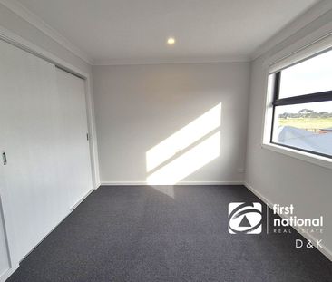 Modern 2BR Townhouse — 2 Ensuites + Private Courtyard - Photo 4