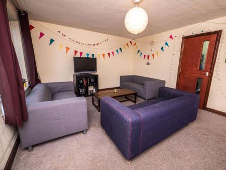 1 bedroom in a house share to rent - Photo 2