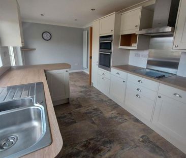 2 bedroom detached bungalow to rent - Photo 2