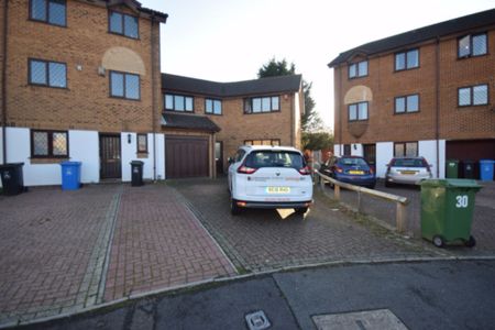 6 Bedroom House To Rent in Talbot Village - £3,120 pcm Tenancy Info - Photo 5