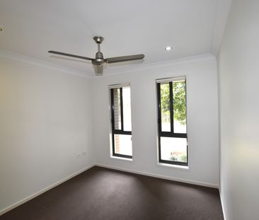 :: TOP QUALITY FOUR BEDROOM HOME OPPOSITE THE LAKE - Photo 6