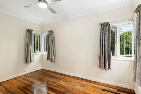 Charming Family Home with Spacious Backyard in Yeronga - Photo 2