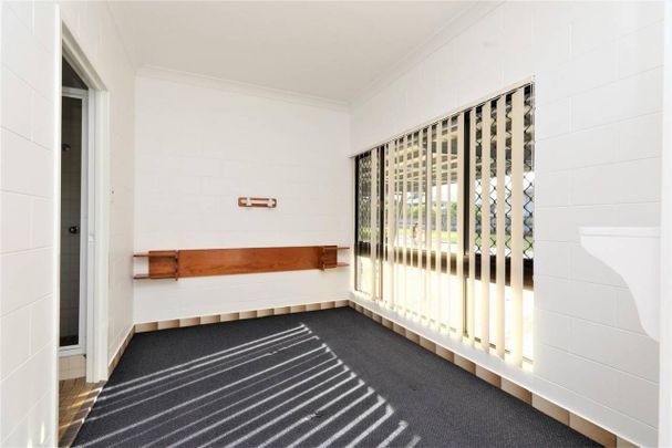 Ground floor unfurnished studio - Air Conditioned - Carport and Pool - Photo 1