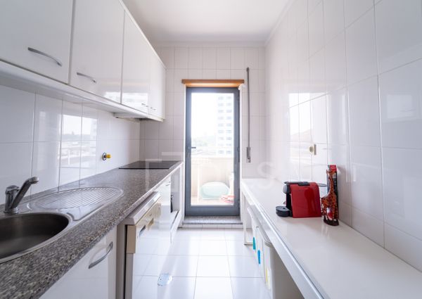 Apartamento T1 com terraço e lugar de garagem situado no Campo Alegre