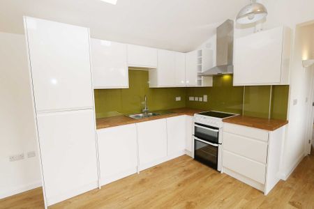 Woodview Road, Pangbourne. Quiet location, heart of the village. - Photo 5