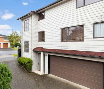 Location location and location! - Photo 2