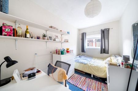 5 Bed End Terrace, Thackeray Road, SO17 - Photo 3