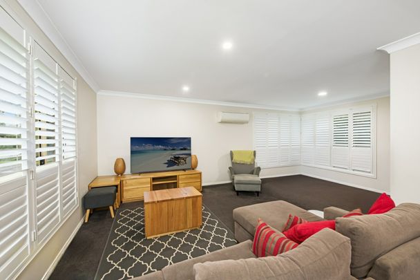 Spacious Family Haven Overlooking Lush Paddocks - Photo 1