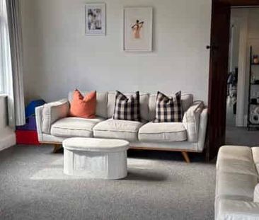 Charming, modern and comfortable in Tainui! - Photo 2