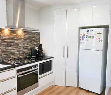 Modern & Warm Townhouse in Kenepuru – Comfort, Style, and Convenience! - Photo 4